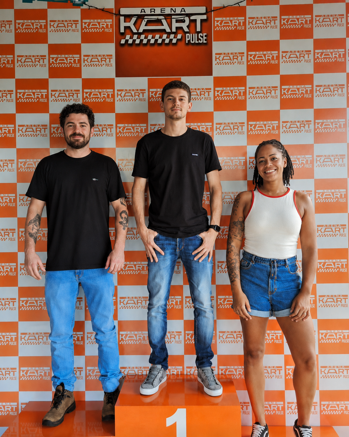 Pilotos no pódio da Arena Kart Pulse após a bateria